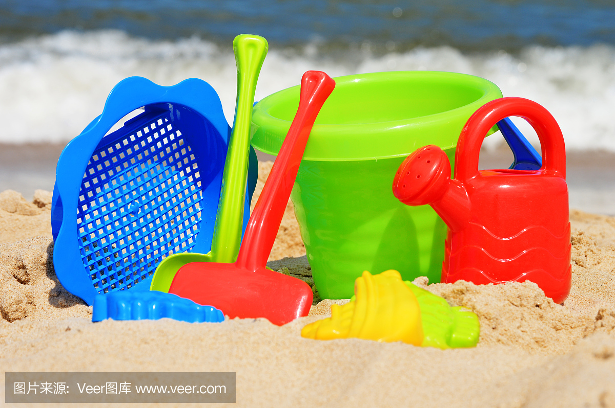 海滩上的塑料玩具